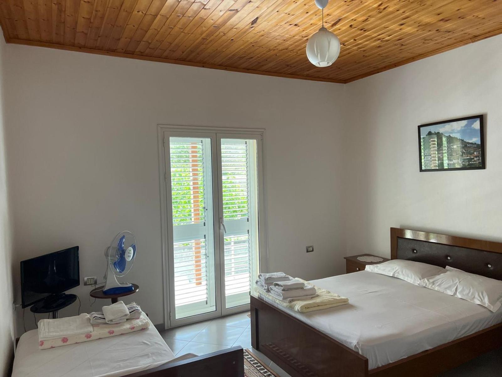 Guest House Emiljos Flamur Berat Exterior foto